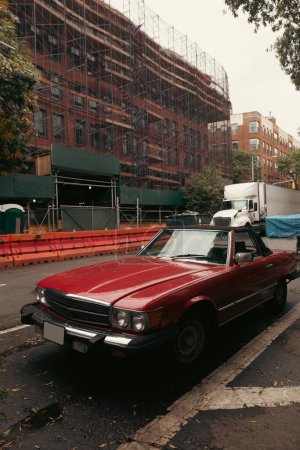 Téléchargez les photos : NEW YORK, USA - OCTOBER 11, 2022: American vintage car on urban street - en image libre de droit