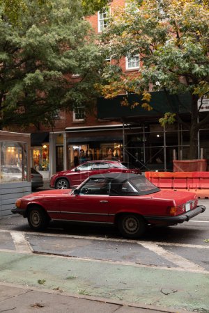 Téléchargez les photos : NEW YORK, États-Unis - 11 OCTOBRE 2022 : Voiture ancienne sur la route dans la rue de la ville - en image libre de droit