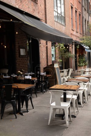 Téléchargez les photos : Outdoor cafe on urban street in New York City - en image libre de droit