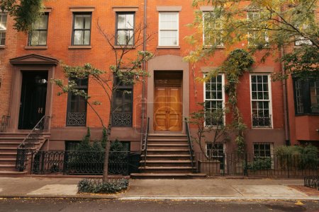 Foto de Facade of building with steps and doors on urban street in brooklyn heights in New York City - Imagen libre de derechos