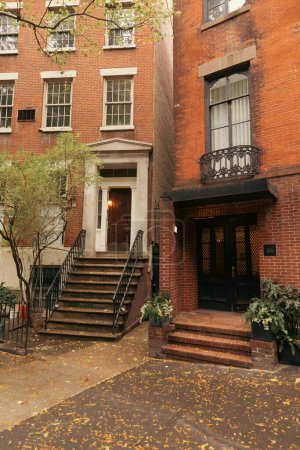 Téléchargez les photos : Entrées de maisons sur la rue urbaine de Brooklyn Heights à New York - en image libre de droit