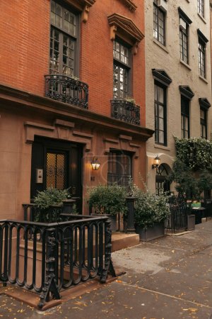 Laternen vor Haustüren auf der Straße in New York City