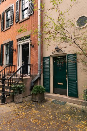 Téléchargez les photos : Porte et fenêtres avec volets sur le bâtiment dans la rue à New York - en image libre de droit