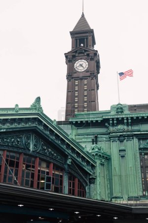 Torre del Reloj Lackawanna y bandera americana en la ciudad de Nueva York