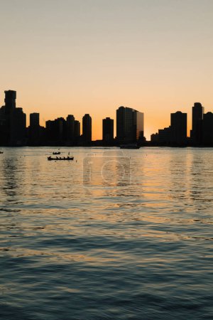 Téléchargez les photos : Bâtiments sur la rive de la rivière Hudson au coucher du soleil à New York - en image libre de droit