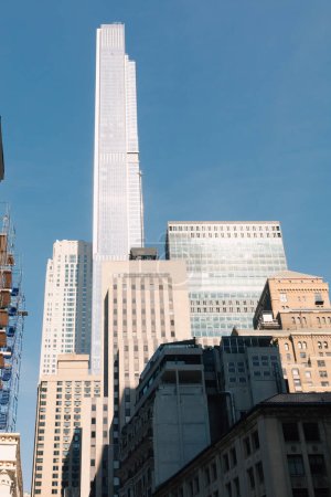 Vista de bajo ángulo de los edificios y la torre Central Park en la ciudad de Nueva York