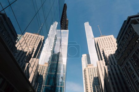 Foto de Vista de ángulo bajo de la torre del parque Central en Manhattan en la ciudad de Nueva York - Imagen libre de derechos