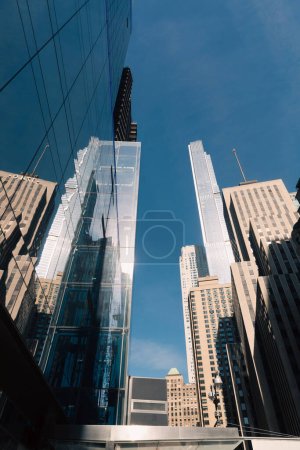 Vista de ángulo bajo de la torre del parque Central durante el día en la ciudad de Nueva York