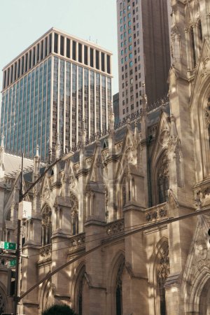 Fassade der St. Patrick 's Cathedral mit Straßenbeleuchtung in New York City