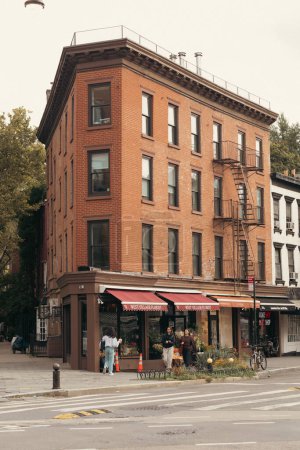 Téléchargez les photos : NEW YORK, USA- OCTOBER 11, 2022: Brick building on urban street at daytime - en image libre de droit