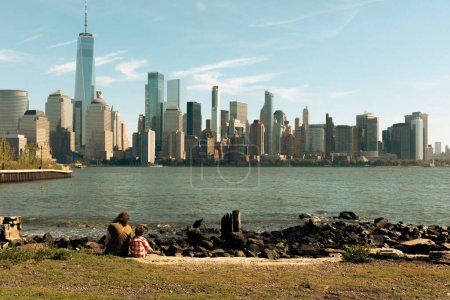 Foto de NUEVA YORK, EE.UU. - 11 de octubre de 2022: World Trade Center y el río Hudson durante el día - Imagen libre de derechos
