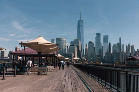 Foto de NEW YORK, USA - OCTOBER 11, 2022: People on Hudson river waterfront walkway at daytime - Imagen libre de derechos