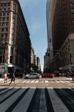 Foto de NEW YORK, USA - OCTOBER 11, 2022: Crosswalk on road near buildings at daytime - Imagen libre de derechos