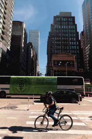 Téléchargez les photos : NEW YORK, États-Unis - 11 OCTOBRE 2022 : Un homme fait du vélo dans une rue urbaine du quartier de Manhattan - en image libre de droit