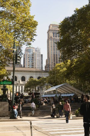 Téléchargez les photos : NEW YORK, USA - OCTOBER 11, 2022: Pedestrians on urban street in Manhattan at daytime - en image libre de droit