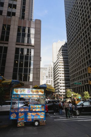 Téléchargez les photos : NEW YORK, USA - 11 OCTOBRE 2022 : Chariot de nourriture sur la route dans la rue urbaine de Manhattan - en image libre de droit