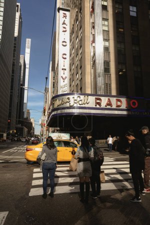 Foto de NUEVA YORK, EE.UU. - 11 de octubre de 2022: Radio Hall musical en la calle urbana durante el día - Imagen libre de derechos