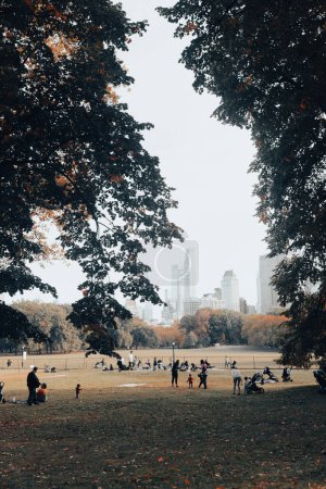 Foto de NUEVA YORK, EE.UU. - 11 de octubre de 2022: La gente pasa tiempo en el Parque Central - Imagen libre de derechos