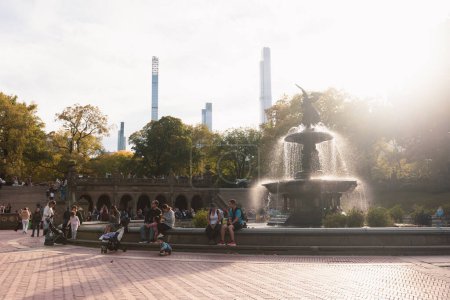 Foto de NUEVA YORK, Estados Unidos - 11 de octubre de 2022: La gente pasa tiempo cerca de la fuente de Bethesda en Central park - Imagen libre de derechos