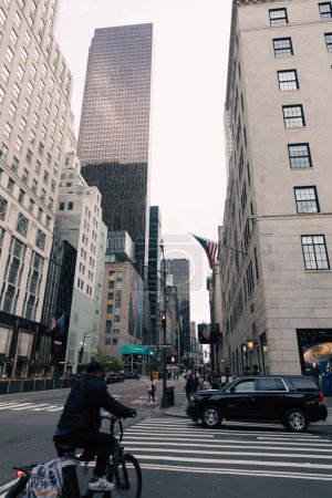 Foto de NUEVA YORK, EE.UU. - 11 de octubre de 2022: Bandera estadounidense en la fachada del edificio en la calle urbana de Manhattan - Imagen libre de derechos