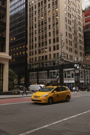 Foto de NUEVA YORK, Estados Unidos - 11 de octubre de 2022: Taxi car on road on urban street - Imagen libre de derechos