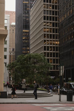 Téléchargez les photos : NEW YORK, États-Unis - 11 OCTOBRE 2022 : Arbre entre bâtiments dans la rue urbaine de Manhattan - en image libre de droit