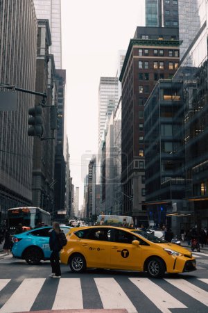 Téléchargez les photos : NEW YORK, États-Unis - 11 OCTOBRE 2022 : Voiture de taxi sur un passage piétonnier dans une rue urbaine de Manhattan - en image libre de droit