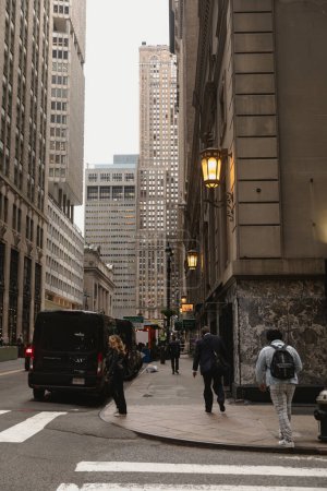 Foto de NEW YORK, USA - OCTOBER 11, 2022: People walking near building with lanterns on facade in Manhattan - Imagen libre de derechos