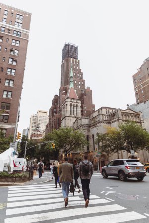Foto de NEW YORK, USA - OCTOBER 11, 2022: West End Collegiate Church on urban street in Manhattan - Imagen libre de derechos