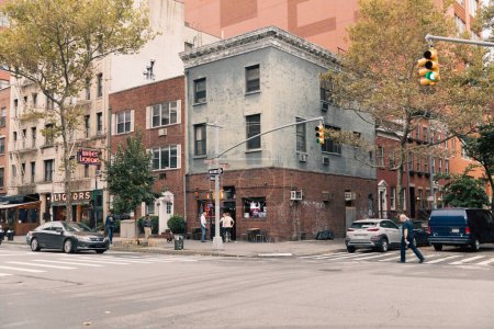 Téléchargez les photos : NEW YORK, USA - 11 OCTOBRE 2022 : Rue urbaine avec route et construction sur rue à Manhattan - en image libre de droit