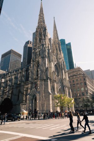 Foto de NEW YORK, USA - OCTOBER 11, 2022: Wide angle view of St. Patrick's Cathedral on urban street in Manhattan - Imagen libre de derechos
