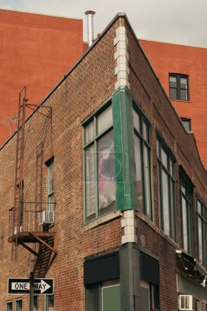 Esquina de edificio de ladrillo con salida de incendios en la calle en Manhattan 
