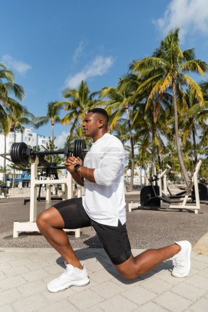volle Länge des sportlichen afrikanisch-amerikanischen Mannes, der im Outdoor-Fitnessstudio in Miami trainiert 