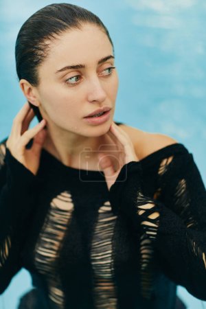 kein Make-up-Look, schöne und sexy Frau in schwarzem Strickkostüm schwimmt während ihres Urlaubs in Miami in einem Freibad, natürliche Schönheit, Luxus-Resort, Florida, schaut weg