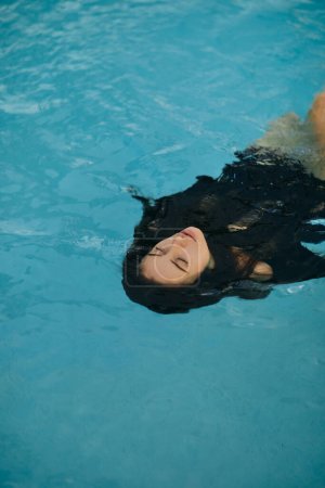 Sommerurlaub, unbeschwerte Frau in schwarzer Badebekleidung entspannt sich beim Schwimmen im öffentlichen Pool im Luxus-Resort in Miami, flimmerndes Wasser, Freiheit, Erfrischung, Resort in Miami 