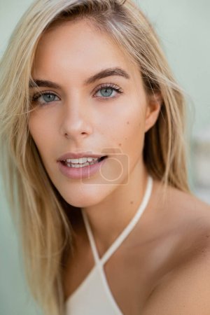 Téléchargez les photos : A young and beautiful blonde woman with blue eyes in Miami, captured in a moment of serenity and elegance. - en image libre de droit