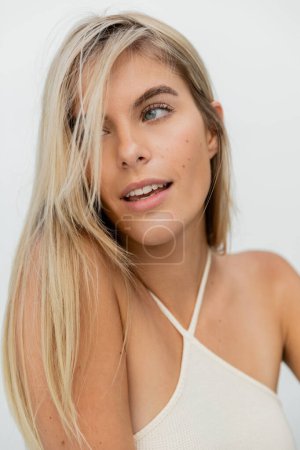 Téléchargez les photos : A stunning young woman with long blonde hair strikes a pose for a portrait under the Miami sun. - en image libre de droit