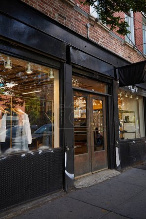 Téléchargez les photos : Magasin de vêtements avec vitrines en verre dans la rue dans le quartier commerçant de New York, scène urbaine - en image libre de droit