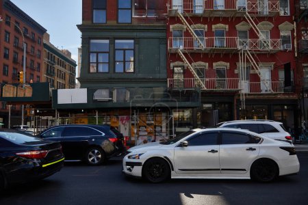 dichter Verkehr, Autos, die sich auf der Allee entlang der Gebäude in der Innenstadt von New York bewegen, Berufsverkehr