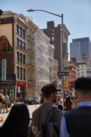 Foto de NUEVA YORK, EE.UU. - 26 DE NOVIEMBRE DE 2022: concurrido distrito céntrico con multitud de peatones en el día de otoño - Imagen libre de derechos