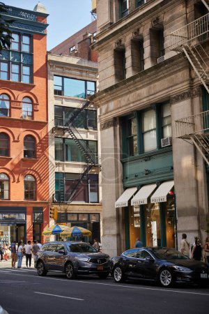 Foto de NUEVA YORK, EE.UU. - 26 DE NOVIEMBRE DE 2022: peatones caminando por el distrito comercial con boutiques modernas - Imagen libre de derechos