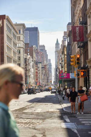 Foto de NUEVA YORK, EE.UU. - 26 DE NOVIEMBRE DE 2022: vía ancha con peatones, coches y rascacielos en el fondo - Imagen libre de derechos