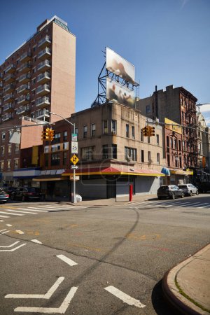 Foto de Cruce con semáforos en amplia avenida en la ciudad asiática, paisaje urbano de Nueva York - Imagen libre de derechos