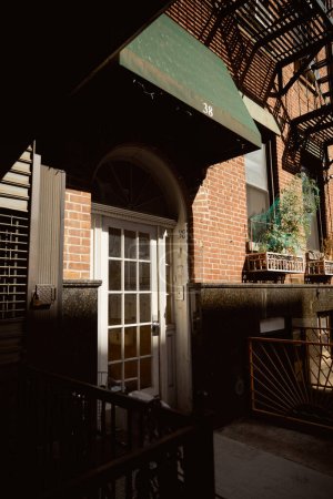 Eingang des Wohnhauses im gemütlichen Viertel von New York City, Stadtcharme und städtische Architektur