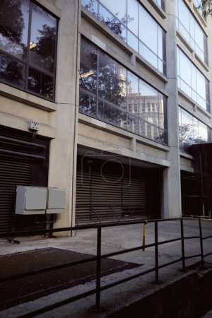 modernes Industriegebäude mit großen Panoramafenstern in New York City, städtische Architektur