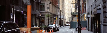 tubo de ventilación humeante cerca de coches en la calle estrecha en la ciudad de Nueva York, atmósfera metrópolis, pancarta