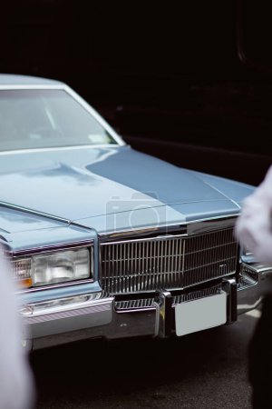 Téléchargez les photos : Voiture vintage de luxe garée sur la route à New York, environnement urbain, avant-plan flou - en image libre de droit