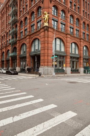 Foto de NUEVA YORK, EE.UU. - 26 DE NOVIEMBRE DE 2022: Crosswalk cerca del icónico edificio del disco en crosswalk en Manhattan, punto de referencia de la ciudad de Nueva York - Imagen libre de derechos