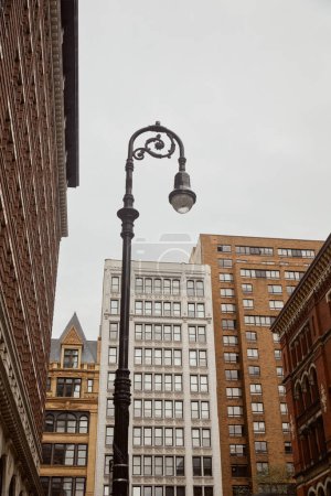 niski kąt widzenia urządzone latarnia w pobliżu nowoczesnych budynków w Nowym Jorku, architektura miejska