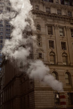 Dampfpfeife und Vintage-Gebäude auf der Straße in der Innenstadt von New York City, Metropolatmosphäre